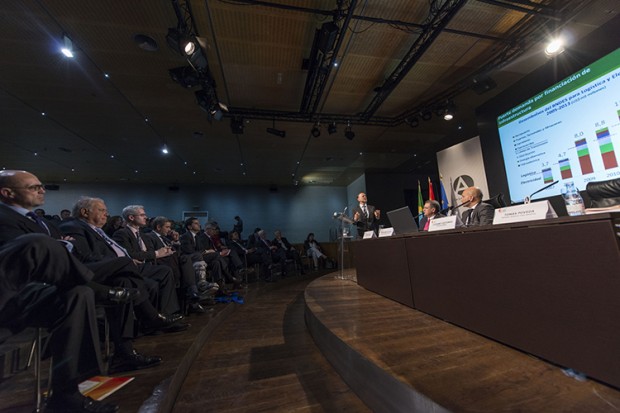 La competitividad interna y el marco legal son claves en Brasil, según Coutinho