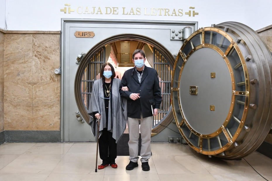 Nélida Piñón deposita su legado en la Caja de las Letras del Instituto Cervantes