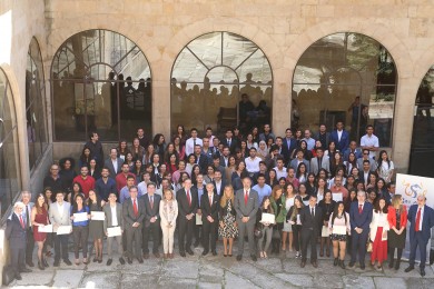 Santander y la USAL entregan los diplomas de su programa de Becas Internacionales